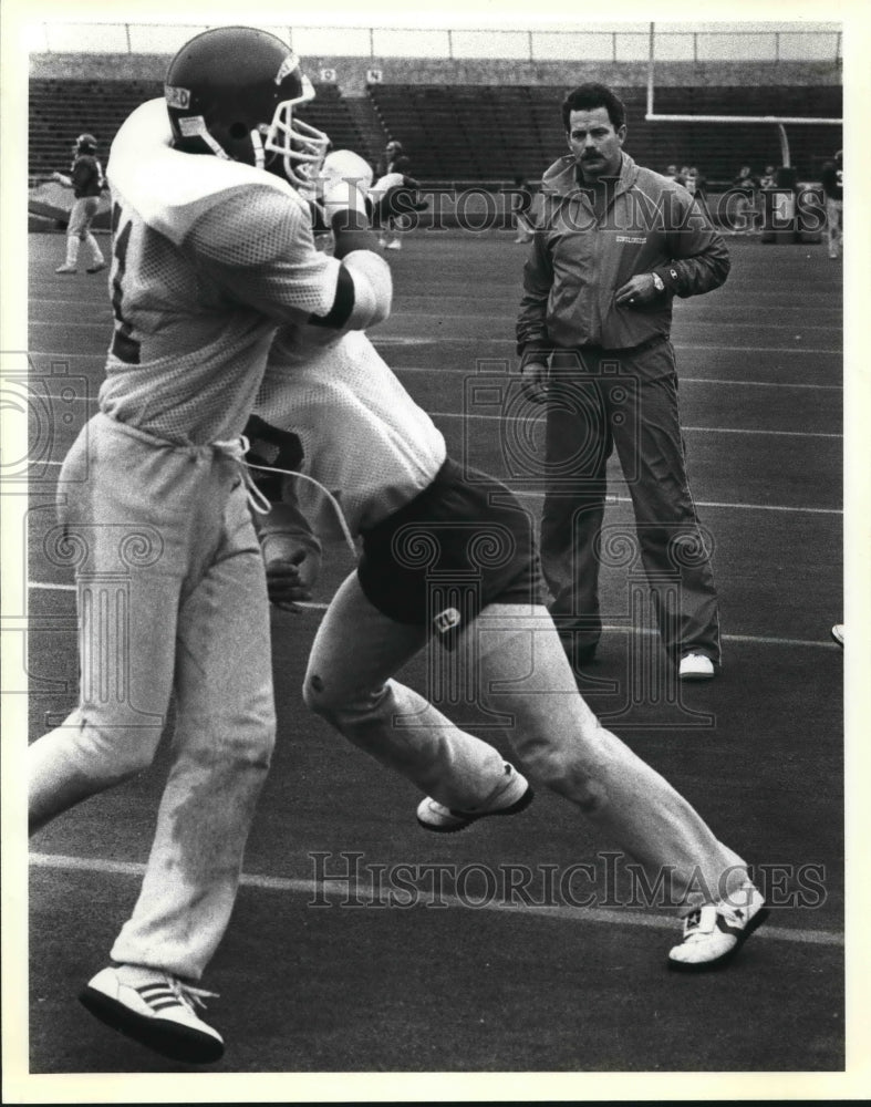1984 Press Photo Defensive Backs Football Players with Bill Bradley at Practice - Historic Images