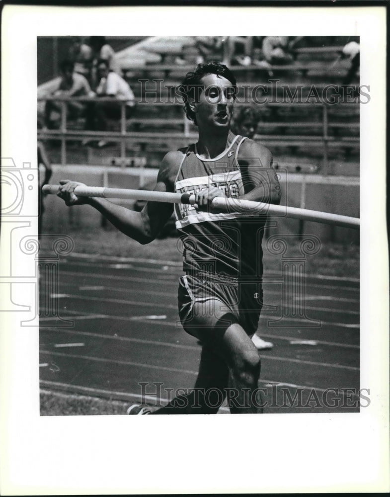 1985 Press Photo Chris Looper, Alamo Heights High School Track Pole Vaulter- Historic Images