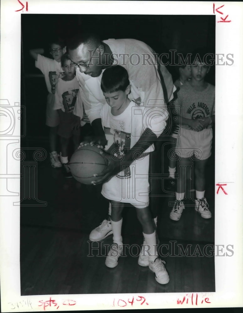 1990 Press Photo Basketball Player Willie Anderson at Jewish Community Center- Historic Images