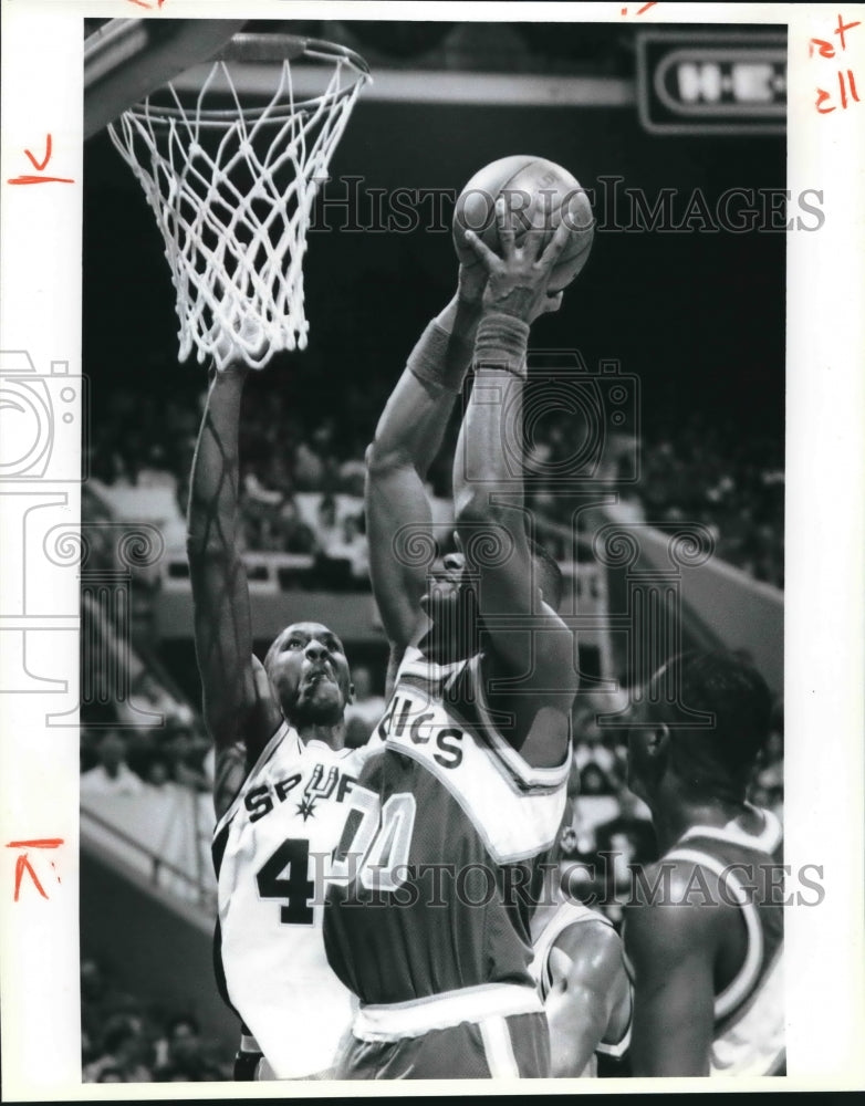 1991 Press Photo Willie Anderson, Spurs Basketball Player at Game with Sonics- Historic Images