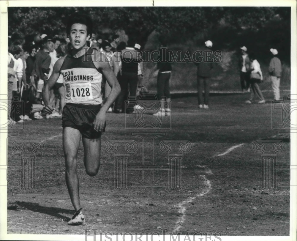 1989 Press Photo Gabriel Santamaria, Laredo Nixon Mustangs Track Runner at Meet - Historic Images
