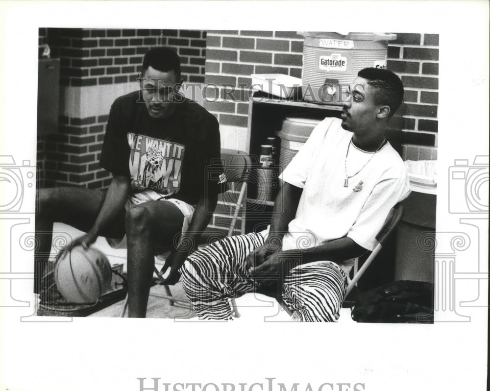 1990 Willie Anderson and Rod Strickland at Spurs Basketball Practice-Historic Images