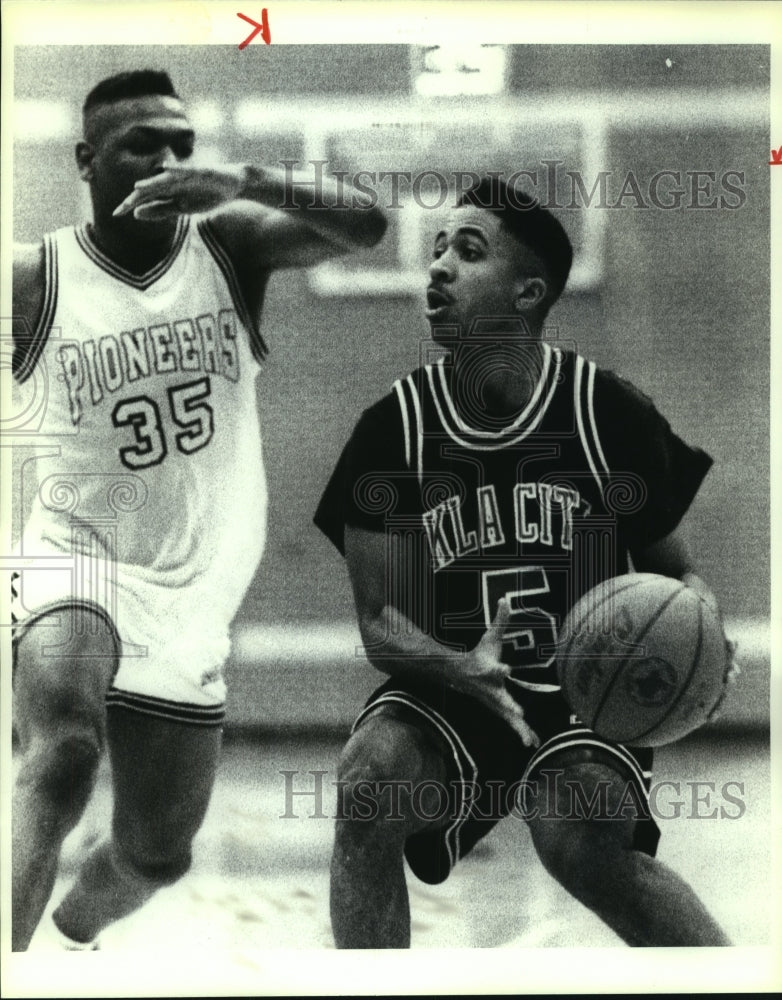 1990 Press Photo Tony Terrell plays Basketball at Incarnate Word College- Historic Images