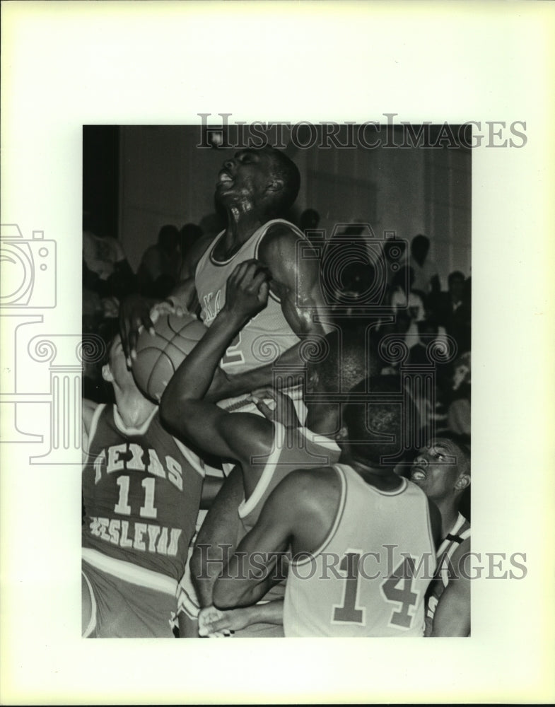 1988 Press Photo St. Mary's and Texas Wesleyan play college basketball- Historic Images