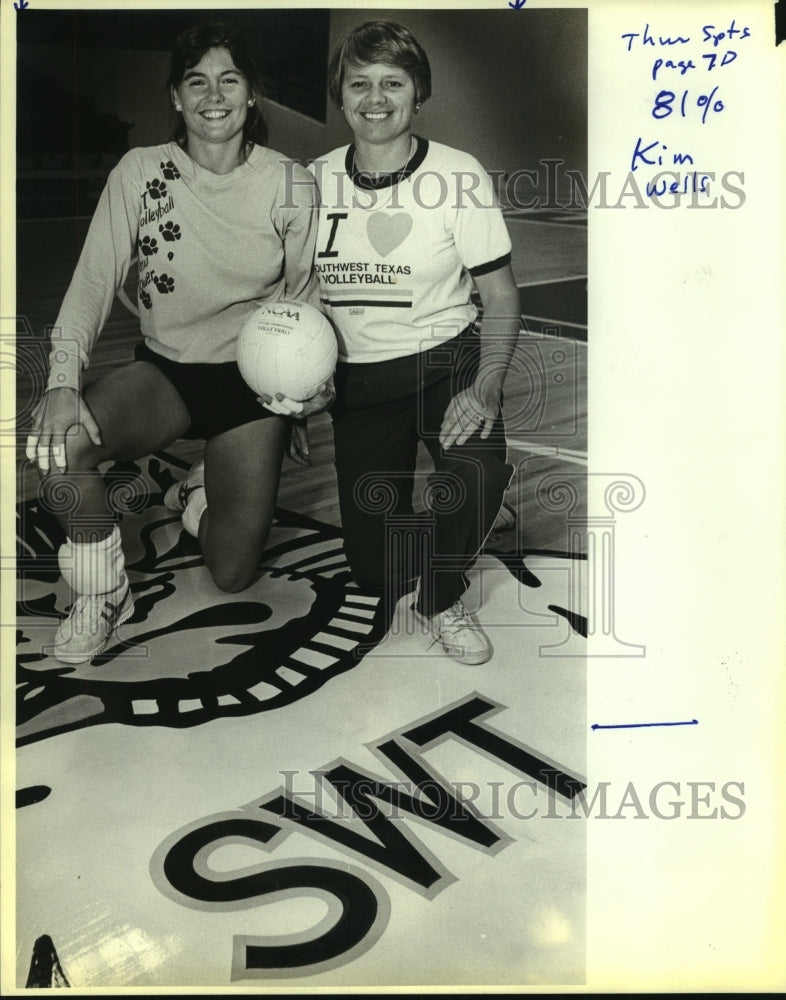 1986 Press Photo SW Texas volleyball player Kim Wells and coach Karen Chisum-Historic Images