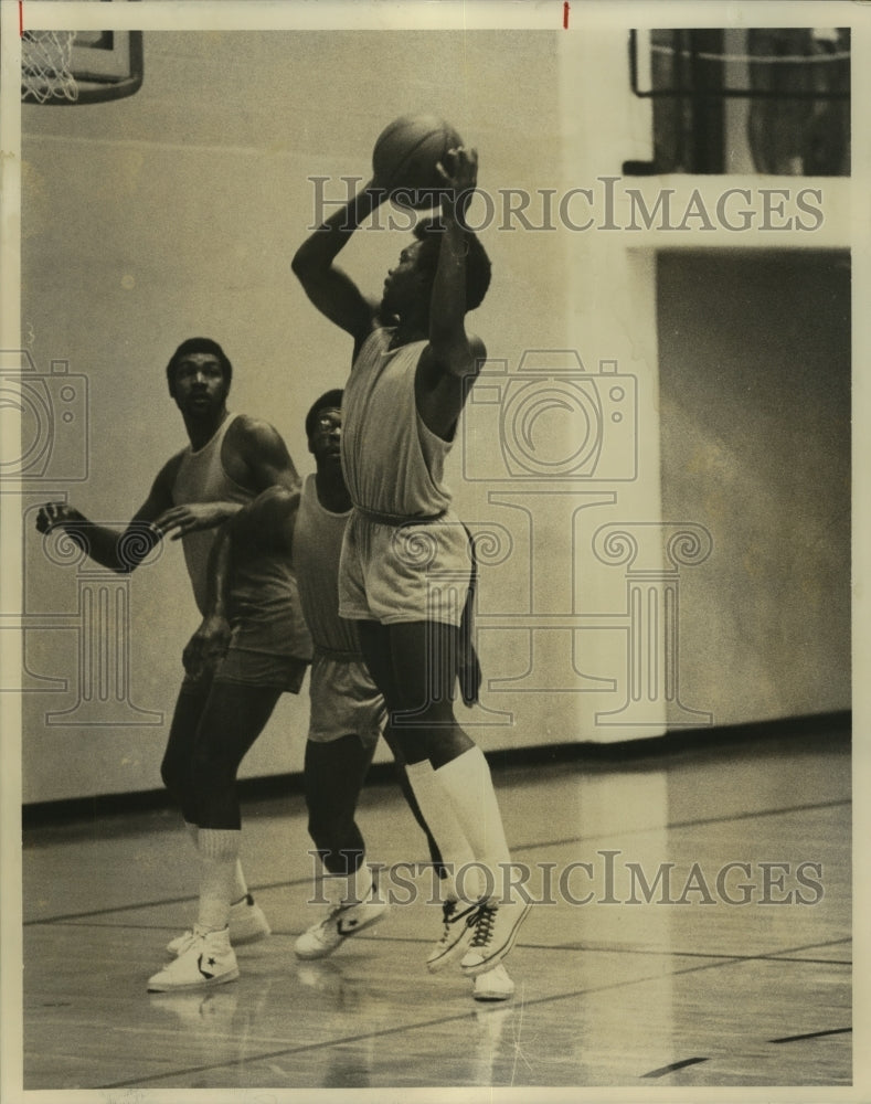 1977 Press Photo Roy Leggett, Basketball Player at Game - sas04559- Historic Images