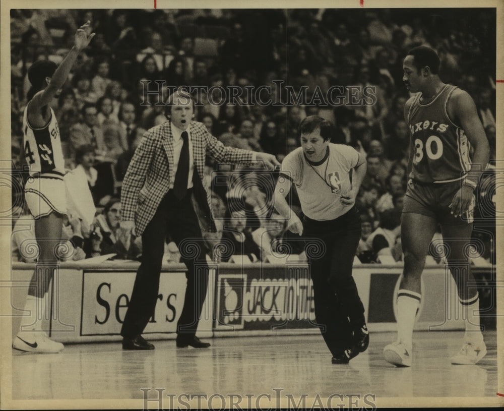 1977 Press Photo NBA basketball referee Tommy Nunez in action - sas05194- Historic Images
