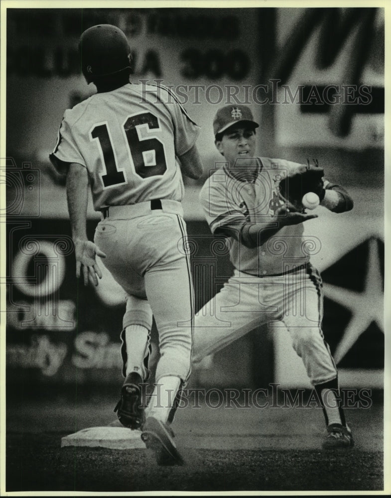 1987 Press Photo St. Mary&#39;s &amp; Schreiner, Jimmy Garcia, College Baseball-Historic Images