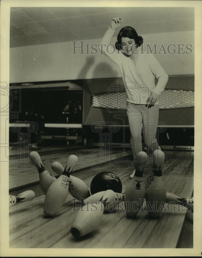 Press Photo Woman Bowling - sas05905- Historic Images