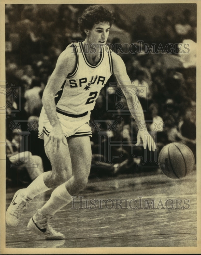 1981 Press Photo Spurs' Mike Bratz goes after loose ball, Basketball - sas05926- Historic Images