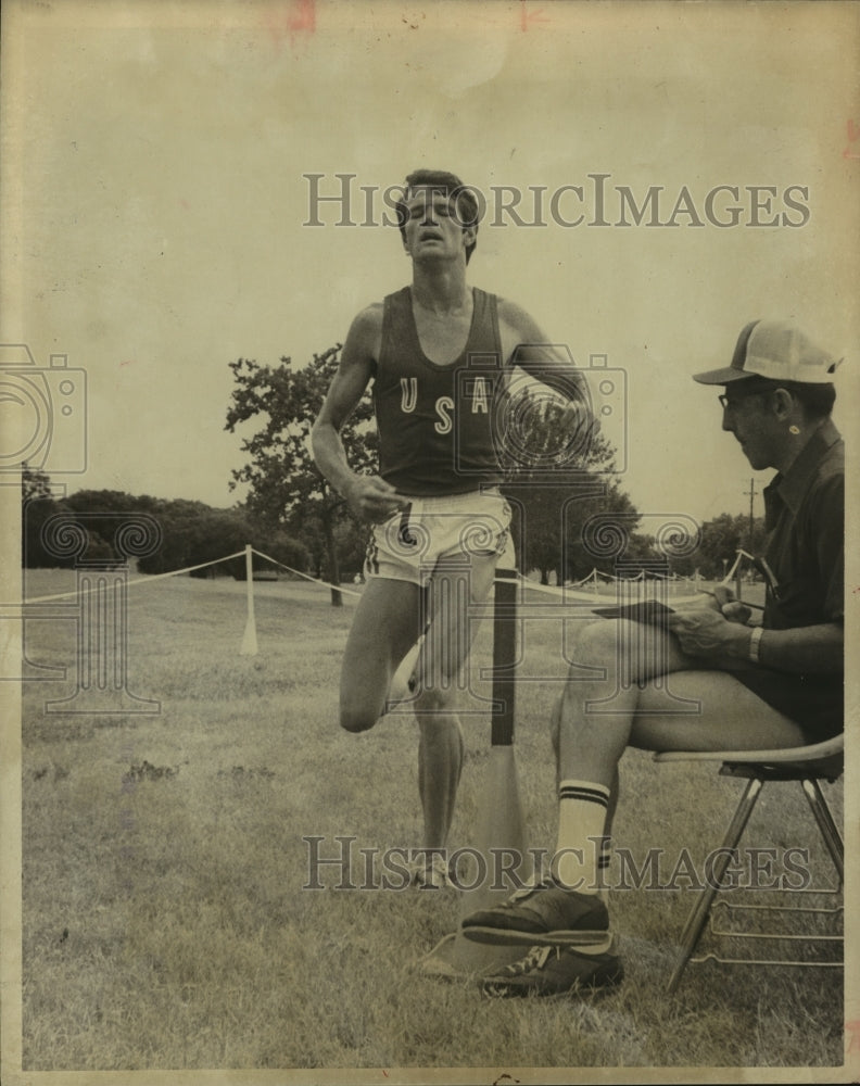 1977 Press Photo Athlete Mike Burley running - sas05931 - Historic Images