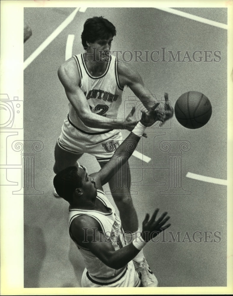 1984 Press Photo UTSA Rick Doyle &amp; Vince Cunningham, Rebound, Basketball- Historic Images