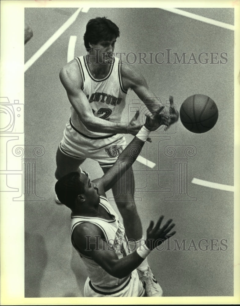 1984 Press Photo UTSA Rick Doyle & Vince Cunningham, Rebound, Basketball- Historic Images