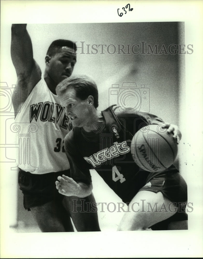 1990 Press Photo Timberwolves Derrick Taylor, Nuggets Marty Haws, Basketball - Historic Images