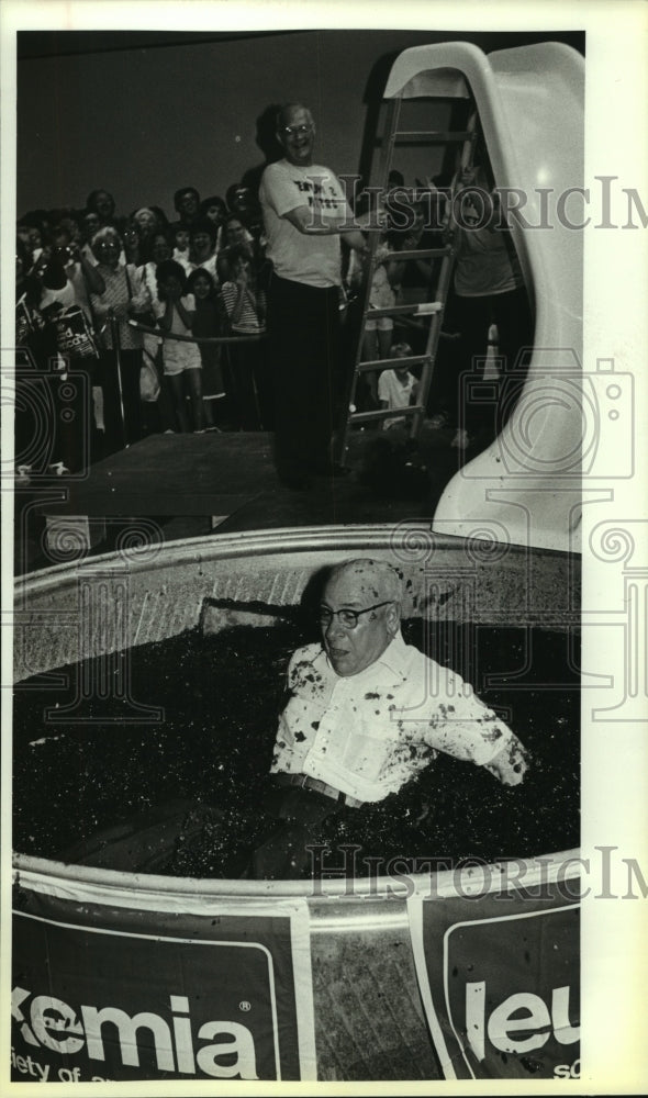 1986 Press Photo North Star Mall, Leukemia, Mayor Emil Dieke in gelatin - Historic Images