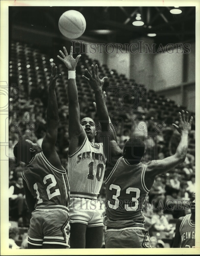 1984 Press Photo North Texas and Texas-San Antonio play college basketball - Historic Images
