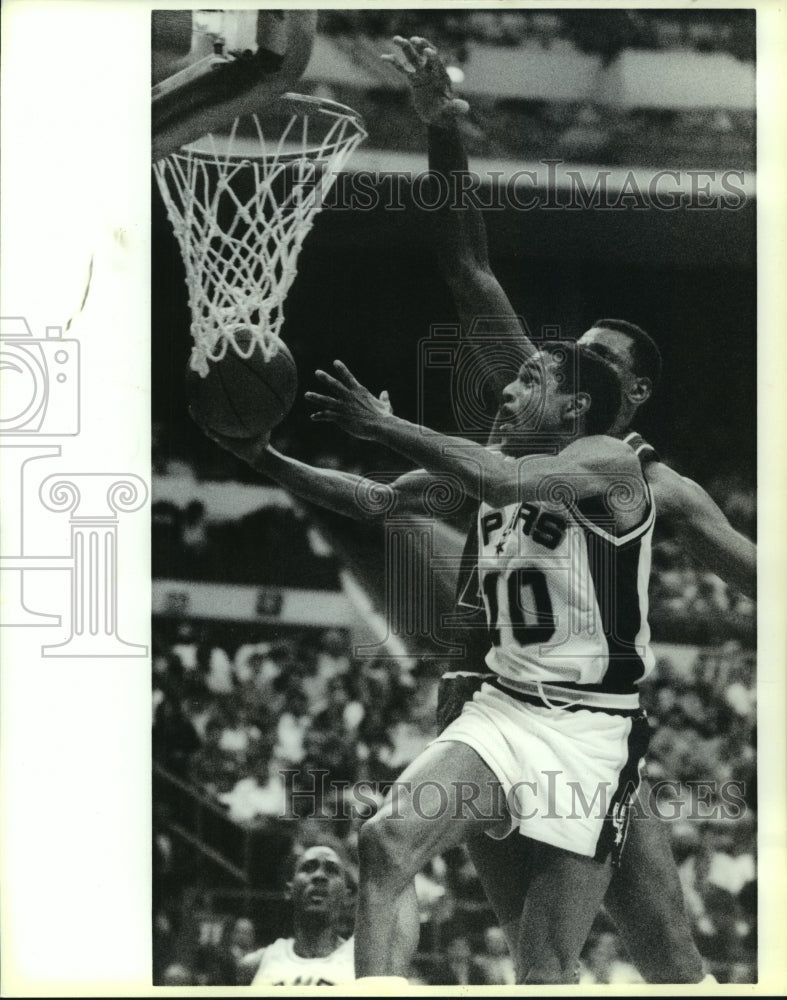 1990 Press Photo Maurice Cheeks Scores under Washington defense, Basketball - Historic Images