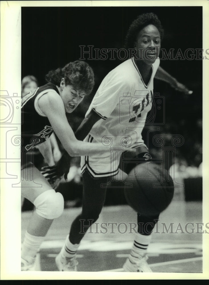 1989 Press Photo Charissa Davis &amp; Rice&#39;s Charity Shira chase a basketball - Historic Images