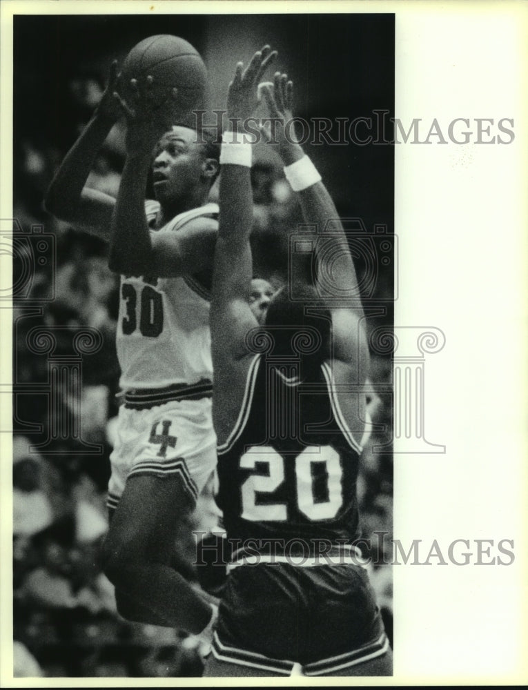 1989 Press Photo UTSA 30 Dion Pettus, Georgia 20 Rodney Turner, Basketball- Historic Images
