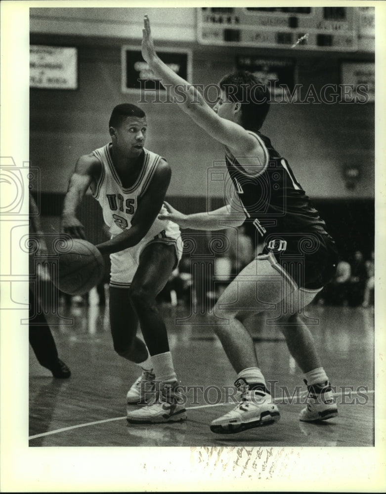 1988 Press Photo UTSA Basketball Eric Cooper passes, Howard Payne&#39;s Kirk Baker- Historic Images