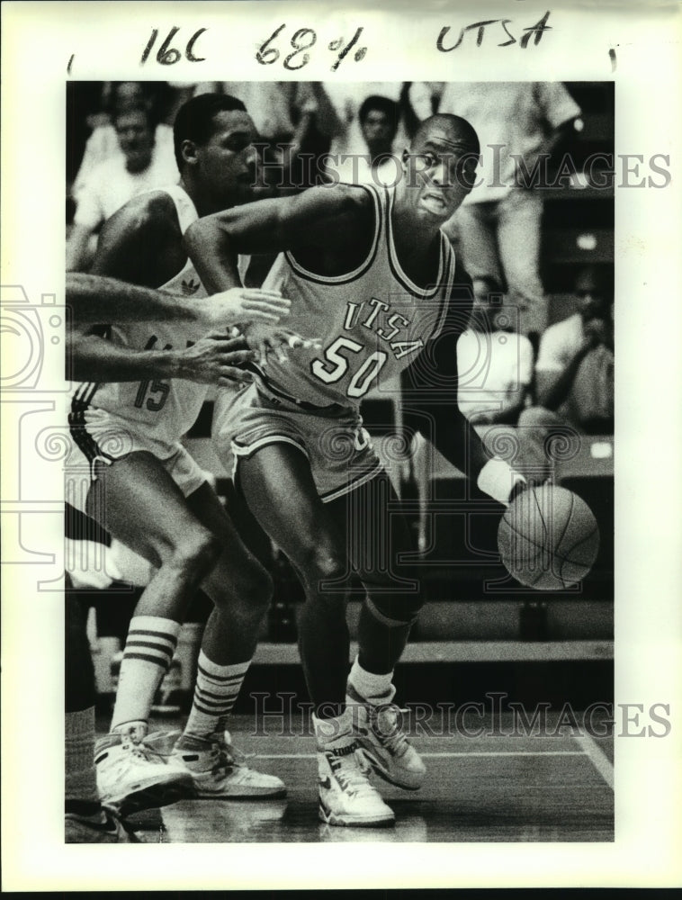 1989 Press Photo Taju Olajuwon & Vitor Figueiredo, UTSA & Brazil Basketball - Historic Images