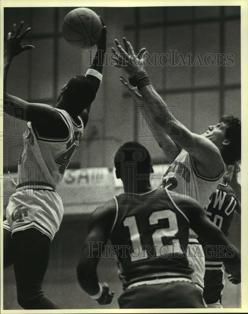 1984 Press Photo Calvin Haynes, Melvin Bradley, Rick Dole, Basketball - Historic Images