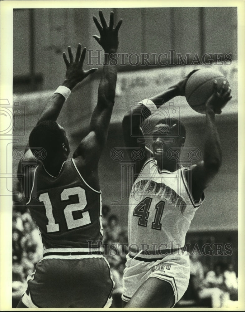 1984 Press Photo UTSA Calvin Haynes &amp; EW Melvin Bradley, Basketball - sas06226 - Historic Images
