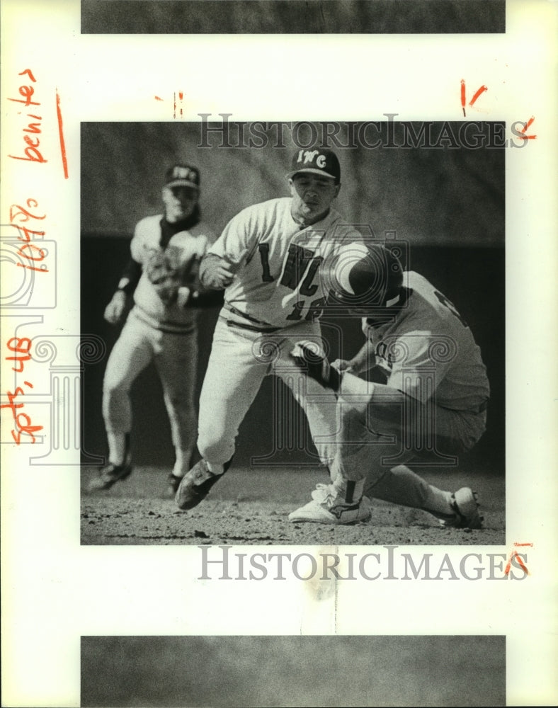 1989 Press Photo IWC #18 James Benites has Tarleton #9 Mike Canton out, Baseball - Historic Images