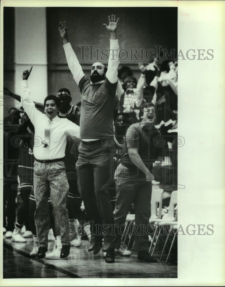 1990 Press Photo Sam Houston High basketball coach Wayne Dickey (center)- Historic Images