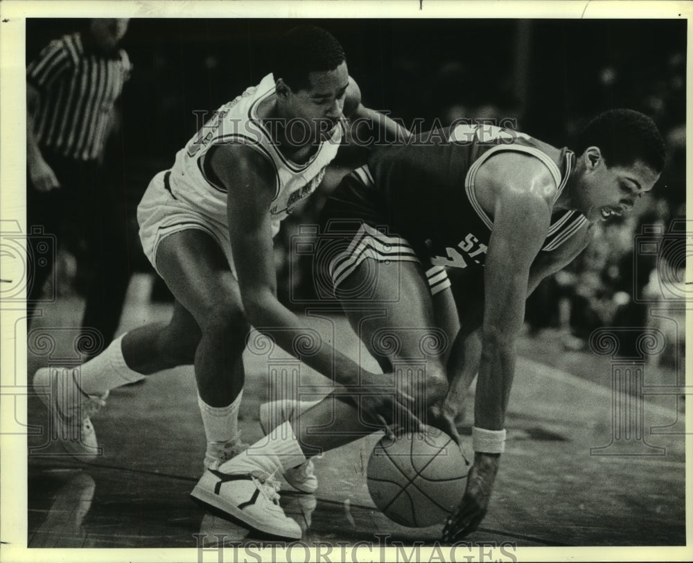 1985 Press Photo San Antonio and St. Mary&#39;s College Basketball Players at Game - Historic Images