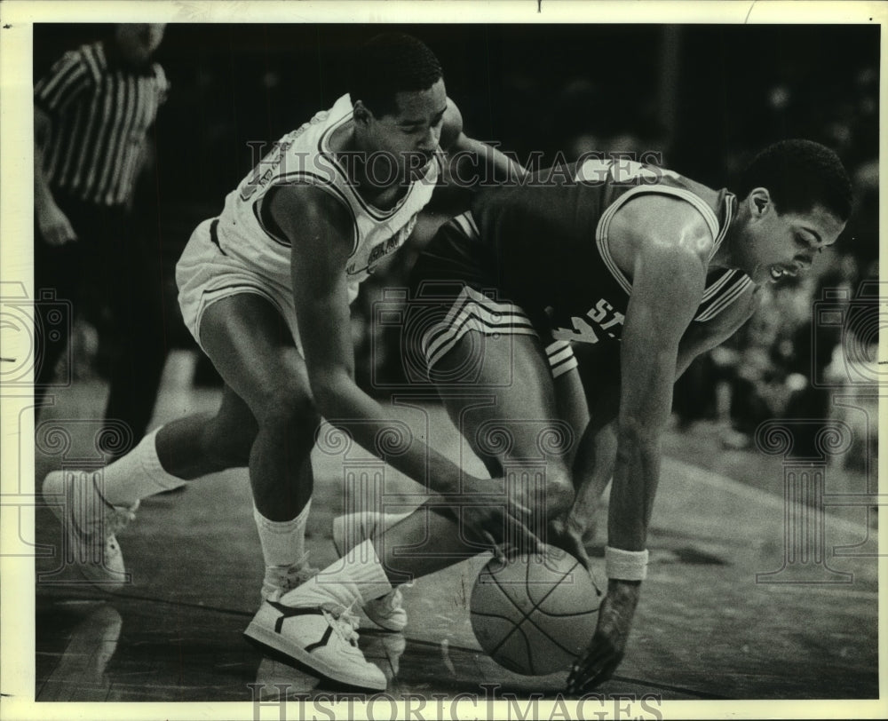 1985 Press Photo San Antonio and St. Mary's College Basketball Players at Game - Historic Images