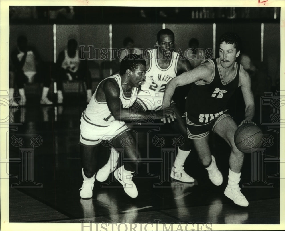 1985 Press Photo Concordia Lutheran and St. Mary&#39;s College Basketball Players- Historic Images