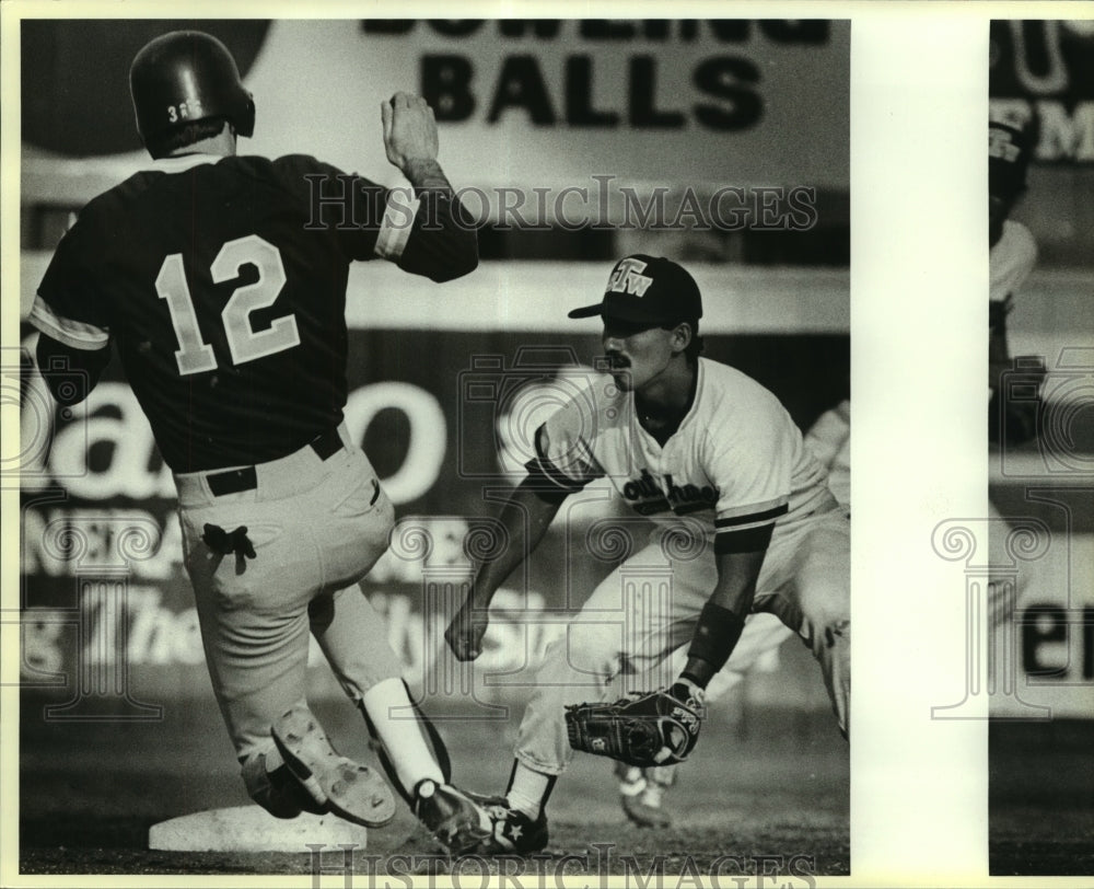 1987 Press Photo Notre Dame and Southwest Texas College Baseball Players at Game- Historic Images