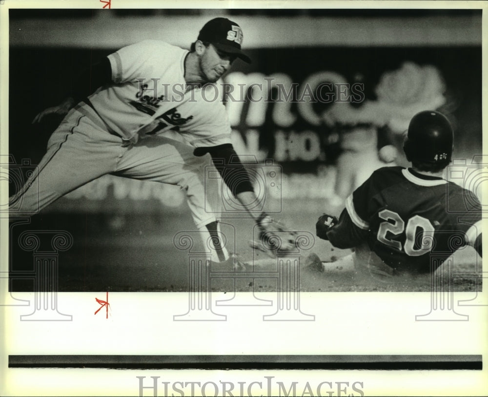 1987 Press Photo Notre Dame and Southwest Texas College Baseball Players at Game - Historic Images