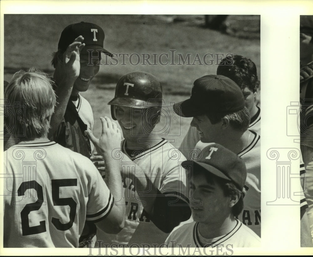 1985 Press Photo Brad Busse, Trinity College Baseball Player with Team at Game- Historic Images