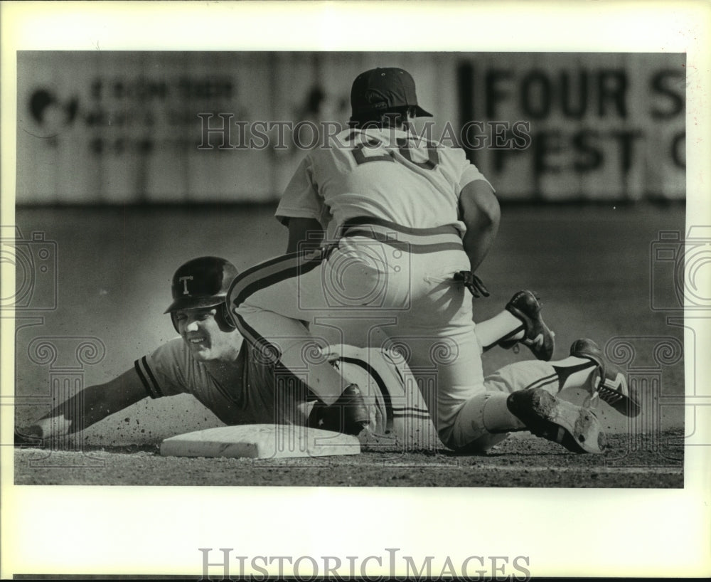 1985 Press Photo St. Mary&#39;s and Texas Lutheran College Baseball Players at Game- Historic Images