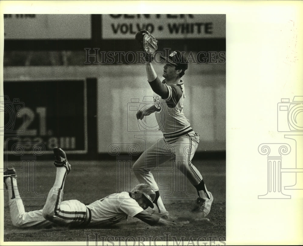 1985 Press Photo St. Mary&#39;s and Trinity College Baseball Players at Game - Historic Images