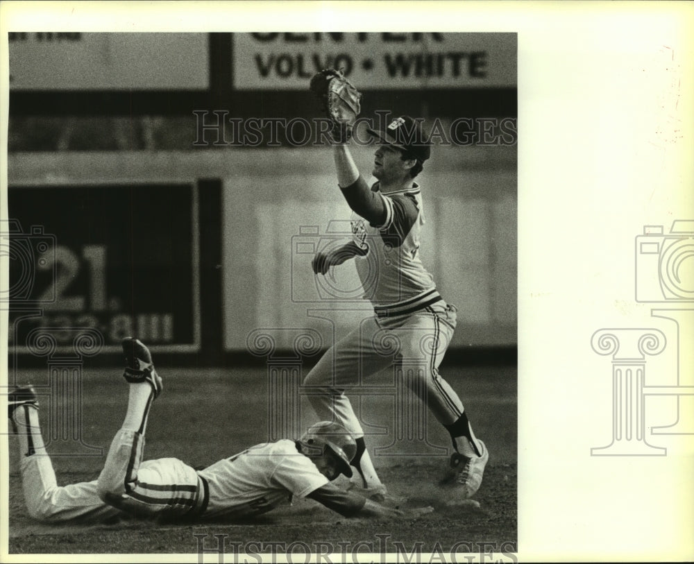 1985 Press Photo St. Mary's and Trinity College Baseball Players at Game - Historic Images