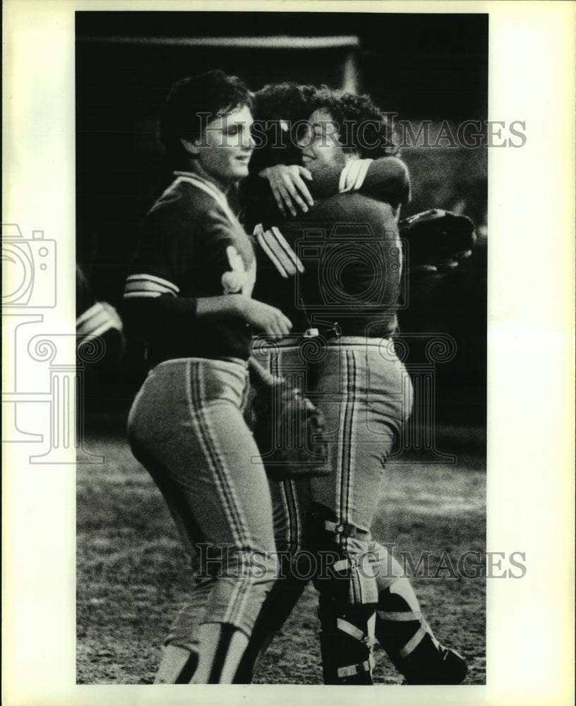 1986 Press Photo Missy Bumpus with Other College Women&#39;s Baseball Players - Historic Images