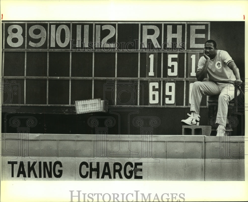 1986 Press Photo Todd Gandy, St. Mary&#39;s College Baseball Score Keeper at Game - Historic Images