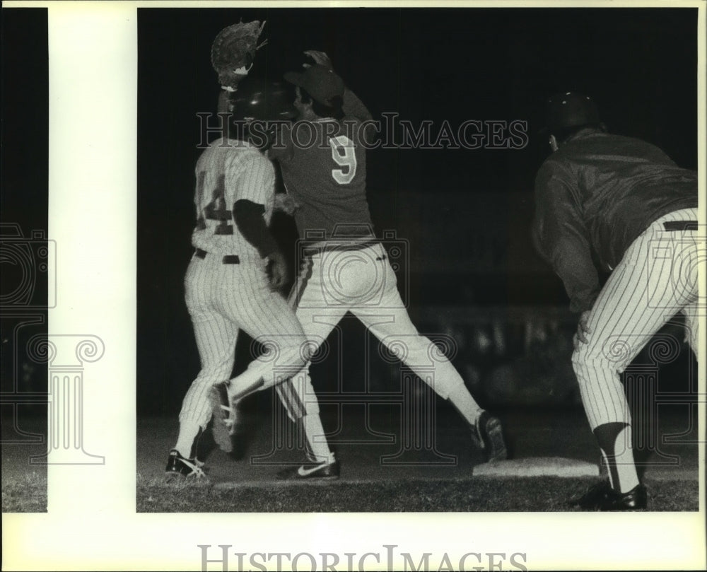 1986 Press Photo Saint Mary&#39;s and Pan Am College Baseball Players at Game - Historic Images