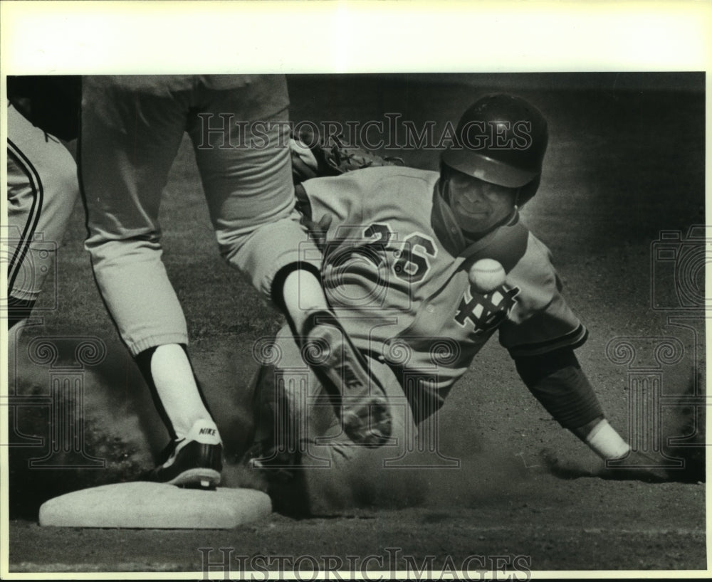 1986 Press Photo Mando Pena, Saint Mary College Baseball Player at Game - Historic Images