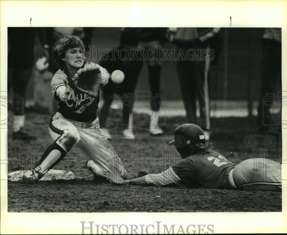 1986 Press Photo St. Mary&#39;s and Oklahoma City College Women&#39;s Baseball Players - Historic Images