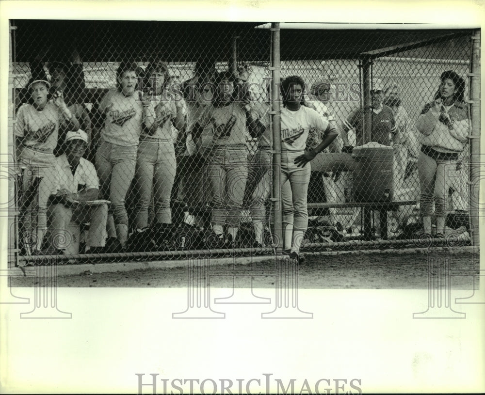 1986 Press Photo Saint Mary&#39;s College Women&#39;s Baseball Team in Dug Out - Historic Images