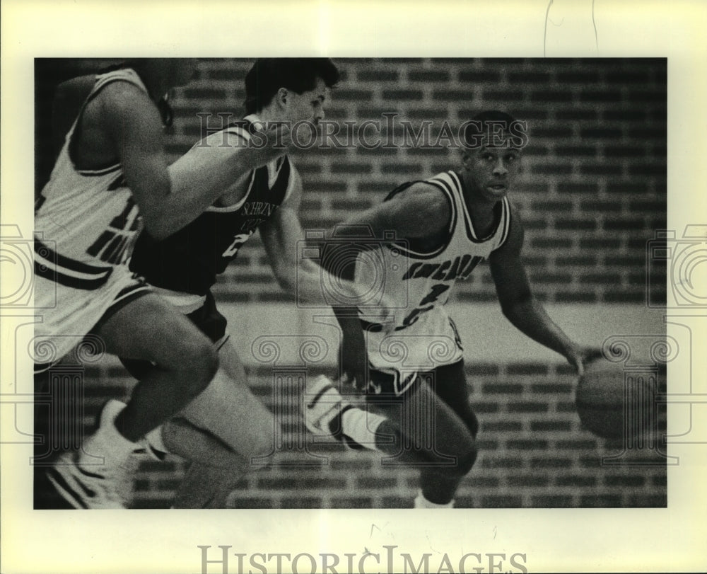1989 Press Photo Alton Johnson, Incarnate Word College Basketball Player at Game - Historic Images