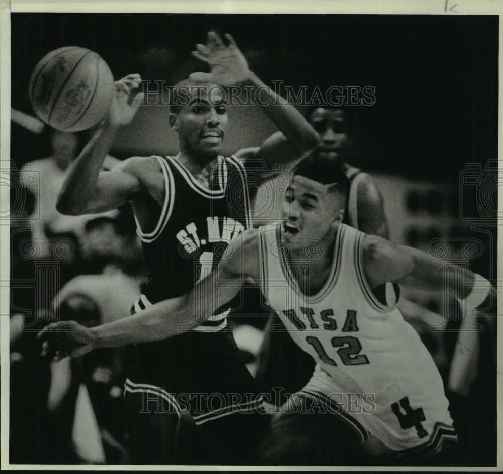 1989 Press Photo San Antonio and Saint Mary&#39;s College Basketball Players at Game-Historic Images
