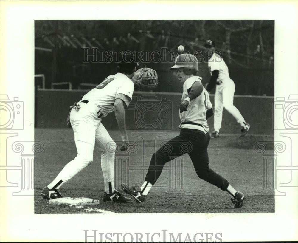 1990 Press Photo Incarnate Word College Baseball Players at Game - sas06669- Historic Images