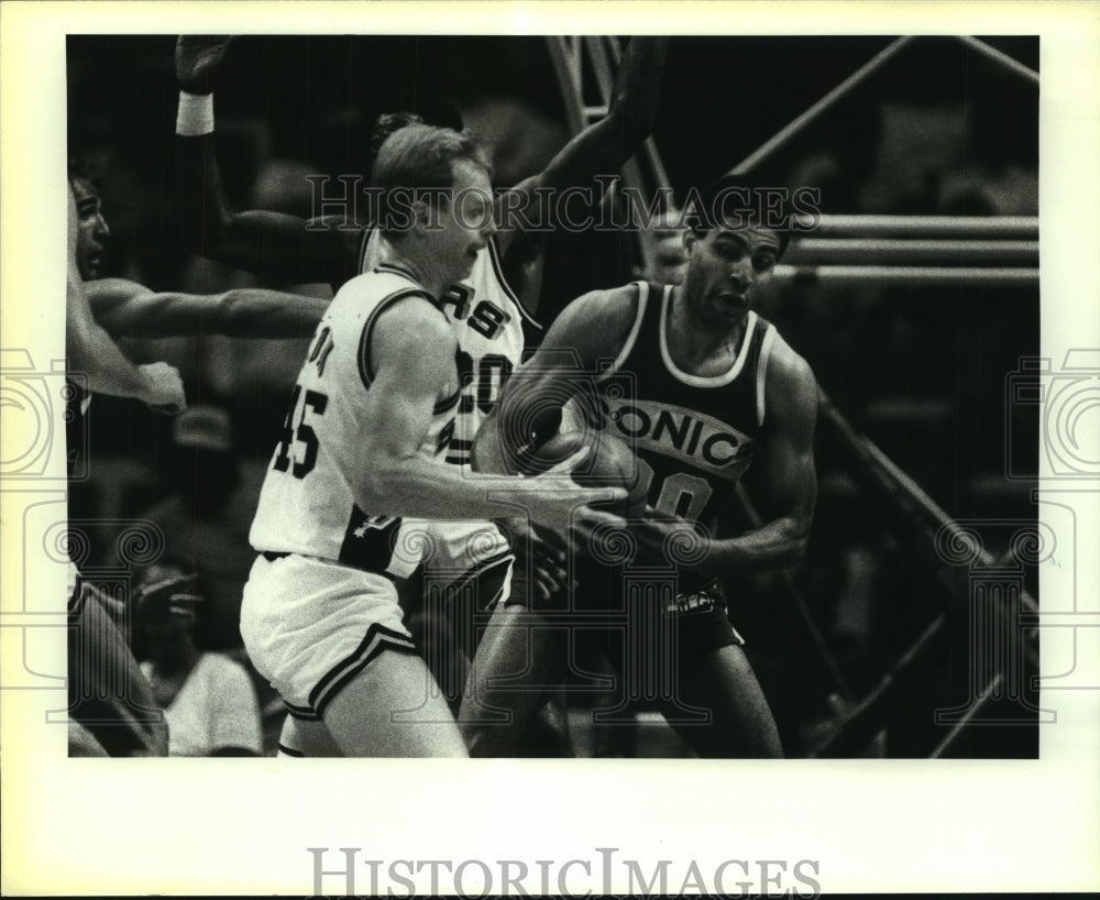 1985 Press Photo Jeff Cook, San Antonio Spurs Basketball Player at Sonic Game- Historic Images