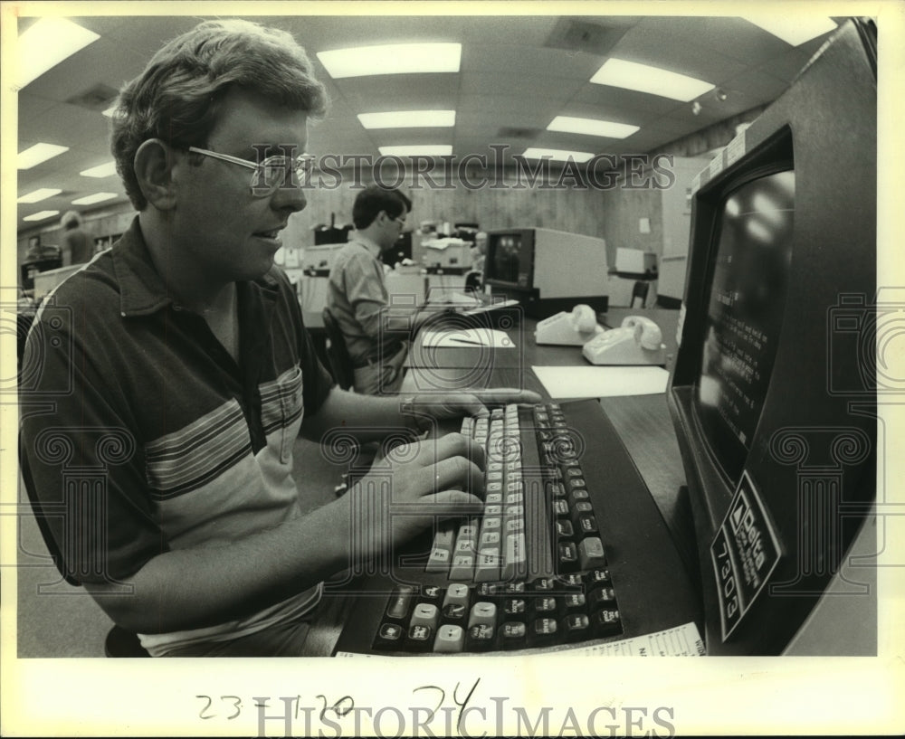 1983 Press Photo Danny Douglas, Express-News Staff Member on Computer - Historic Images