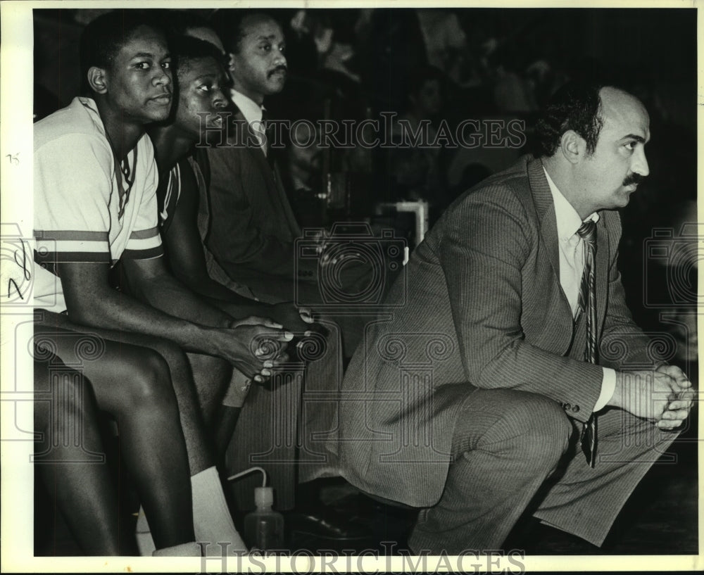 1987 Press Photo Wayne Dickey, Sam Houston Basketball Coach at Holmes Game - Historic Images